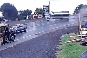 Graban el momento en que un autobús se accidenta en la ruta Interamericana (video)
