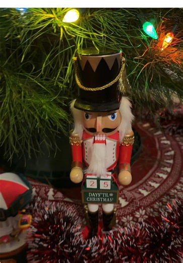 Can someone help with the garland sitch 💀🎄#christmas #christmasdecor #christmastiktok #vintagechristmas #christmastreedecorating