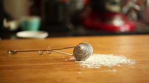 4.1K views · 198 reactions | Flour Duster 灑麵粉小工具。 上回po出照片有不少人對它有興趣，試錄了實際使用的短影片，(這也是我第一次錄影片吔) Flour duster 前面是一個大彈簧，藉由手指夾放之間把裡面的麵粉灑出來。 力氣可以控制掉落麵粉的多少：） | 阿妮塔 愛生活 愛廚房 | Facebook