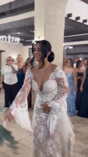 1.8K views · 439 reactions | Forget bouquet toss chaos… this bride had other plans  She handed the bouquet straight to her sister/bridesmaid - and seconds later he was on one knee. Absolute scenes. 凉 : @studiofalzonephotography #weddingtok #weddingmoments #weddingday #proposalstory #bridesmaids #bouquettoss #weddingtwist #engaged #ido #weddingplanning #weddingideas #DoTellTheBride | Dotellthebride | Facebook