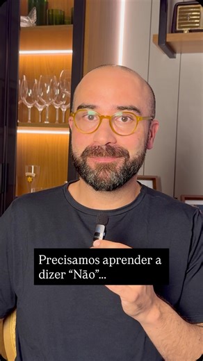 Rodrigo Tavares | Escritor on Instagram: "⏳ Francis Mallmann nos dá um ensinamento precioso: Aprenda a dizer não. Dizer não, com elegância e firmeza, é recuperar o que temos de mais raro hoje: o nosso tempo. Nem tudo que nos pedem merece um sim. Nem todo convite é prioridade. E cada “não” bem colocado é um “sim” pra tua paz, tua criação, tua vida real. 📹 No vídeo, comento essa fala e trago uma reflexão sobre como isso também vale pra quem escreve, cria e vive com intensidade. ✨ Curtiu? No meu c