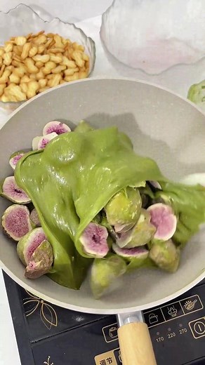 Matcha and fig snowflake crisps! I was truly amazed!! #matcha #snowflakes #dessert #foodvlog #Sweet | 陈陈雪花酥