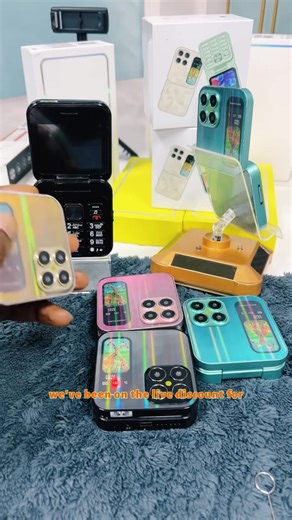 FUFFI foldable clamshell mini mobile phone. Surrounding colorful light effect.2.4-inch screen. 1250 mAh battery. Equipped with a lanyard/handheld flashlight/FM radio. 2G network. Dual SIM dual standby. Supports TF card slot for capacity expansion.