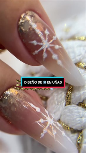 Diseño de Uñas Navideñas: Paso a Paso para Un Copo de Nieve