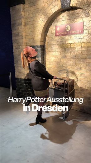 ✨⚡ Einmal Hogwarts – mitten in Dresden! ⚡✨ Wir haben die Harry-Potter™ Ausstellung in Dresden getestet 🧙‍♂️ Von interaktiven Zaubern ✨ über legendäre Unterrichtsräume bis hin zum Duell mit Voldemort – diese Ausstellung ist ein absolutes Muss für Fans! Unser Tipp: Kommt mittags oder unter der Woche, dann könnt ihr die Magie fast ganz für euch allein genießen Mega Fotospots , liebevolle Details 🪄 und echtes Hogwarts-Feeling – wir sind begeistert! 👉 Speichern, ausprobieren & selbst verzaubern la