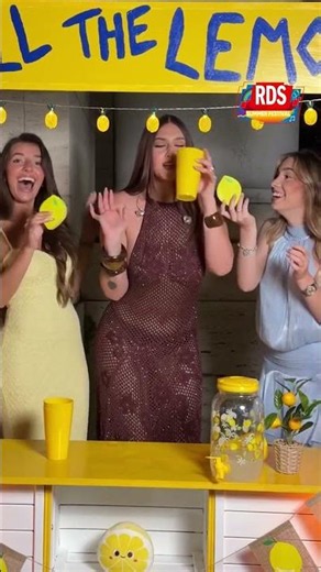 Gaia sings "Bossa nostra" while dealing with lemons at the RDS Summer Festival in Genoa 6/14/26