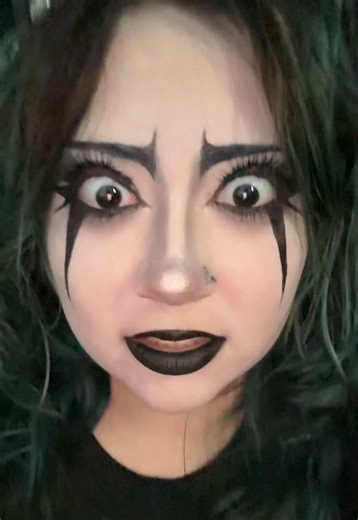 Más piercings para un look gótico impactante