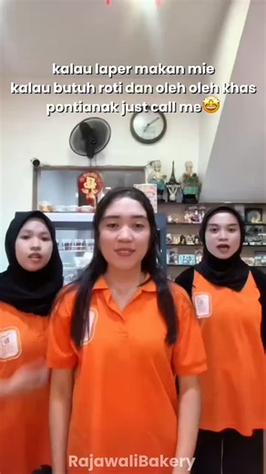 Oleh-oleh khas Pontianak on Instagram: "Just call me aja guys kalo lagi nyari roti dan oleh-oleh khas Pontianak😍😍 Yg mau ngerasain roti yg fresh from the oven,, bisa mampir ke store kami yaa 🏠Rajawali Bakery 📍Jalan Hijas No. 207A ⏱️Setiap Hari; 08.00 - 21.30 WIB 📞 0811 5661 896 See you🙌🏻 #oleholehpontianak #rajawalibakery #makanankhaspontianak #rotihebi #rotiebipontianak"