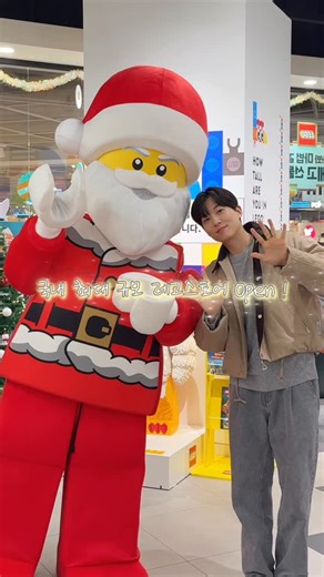 김시현 on Instagram: "조카들 데리고 오고 싶다 🥺💛 국내 최대 규모 레고스토어 Open ! 용산 아이파크몰 리빙파크 6층에 오픈한 #레고스토어 무려 120평 넘는 넓은 매장으로 국내 최대 규모라고 해요. K-컬처 테마 포토존, 체험존, 판매존 등 다른 매장에서는 볼 수 없는 레고스토어 용산점만의 특별한 즐길거리가 가득 ◡̈ •포토존: 일월오봉도, 광장시장 레고 모자이크 월, 광화문&근정전 디오라마, 치킨 레고 글루드 모델 등 초대형 레고 작품 •체험존: 원하는 브릭만 골라 담는 픽어브릭존, 나만의 미니피겨를 만들 수 있는 빌드어미니피겨존, 브릭 조립 테이블 •쇼핑존: MZ세대를 위한 레고 키링 존, 레고스토어 단독 판매 제품 여기에 용산점만의 오픈 프로모션이 정말 혜자급! 📌 그랜드 오픈(12/5–12/7) · 금액대별 레고 토트백, 용산점 한정 ‘레고 럭키꼬리냥’ 등 역대급 사은품 · 단종 인기 제품 특별 판매 + 제품별 사은품 증정까지 📌 2차 프로모션(12/