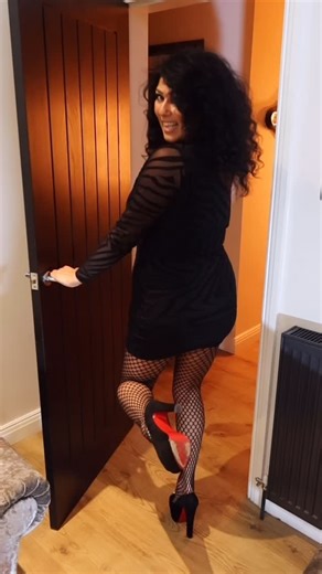 Guru Gail | Fitness Professional on Instagram: "Let’s be honest, Leg workouts not only give you lean legs that look AMAZING in fashion tights ‼️ but also stronger leg muscles create overall power! 💥 Leg workouts burn lots of calories too therefore increasing the metabolic rate for fat loss 🔥 Also leg exercises improve joint and bone health lowing the risk of injury and stronger legs will generally make daily life easier to manage ie; climbing the stairs, carrying things, standing all day etc..