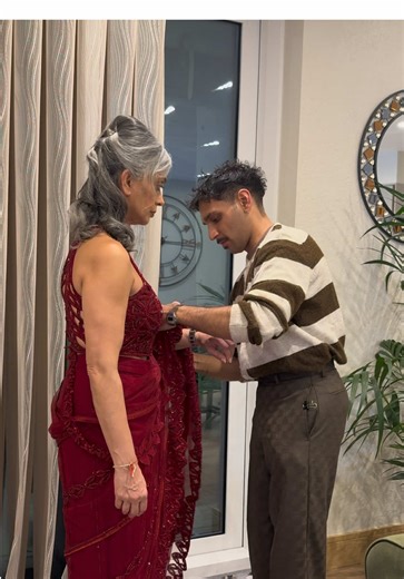 Draping and dressing this glamorous mother of the groom, Angela for her son’s reception. Angela adores dressing up so it was fun trialing different drapes on her. I also love how Angela was meant to wear a traditional saree, we were speaking about it as I was driving to her, but as I got there, I was pleasantly surprised by Angela drawing this outfit from her wardrobe which in her words was “I bought this as a back up” 😂 Initially I was going to opt for a saree pallu to go across the body but w