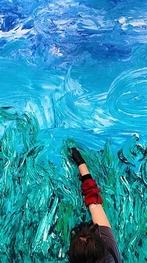 솔비이즈백 on Instagram: "솔비는 손으로 그림을 어떻게 그릴까? #솔비 #솔비이즈백 #solbi #kwonjian #paint #asmr #painting"