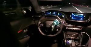 Accident transmis live. Maşina fără şofer la volan se răstoarnă într-un şanţ: „Aşa se conduce, din spate! Te călăreşti, faci un copil, o aia, uitaţi-vă, bă!” | VIDEO