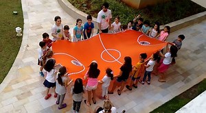 231K views · 771 reactions | Sensacional BASQUETEPANO realizado com um pano em formato de quadra de basquetebol onde uma equipe precisa fazer a cesta e não deixar a outra fazer no seu respectivo lado. Ação realizada pelos Tios Pirulito e Dino, e Tia Ping-Pong da Recrear Animações & Eventos! Esses caras são demais! | Brincadeiras e Jogos | Facebook