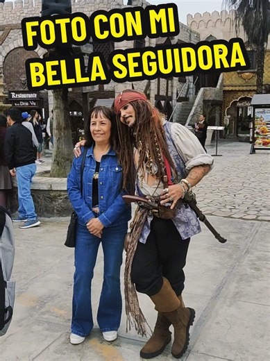 Foto con la Bella Seguidora de Jack Sparrow Perú
