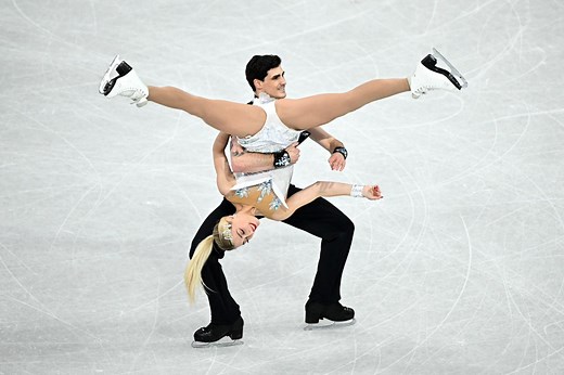 Figure skater executes miraculous save after Olympic wardrobe malfunction