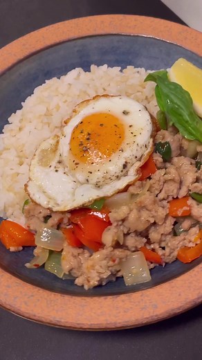 お昼ごはんに超オススメ！ガパオライスの簡単レシピ動画
