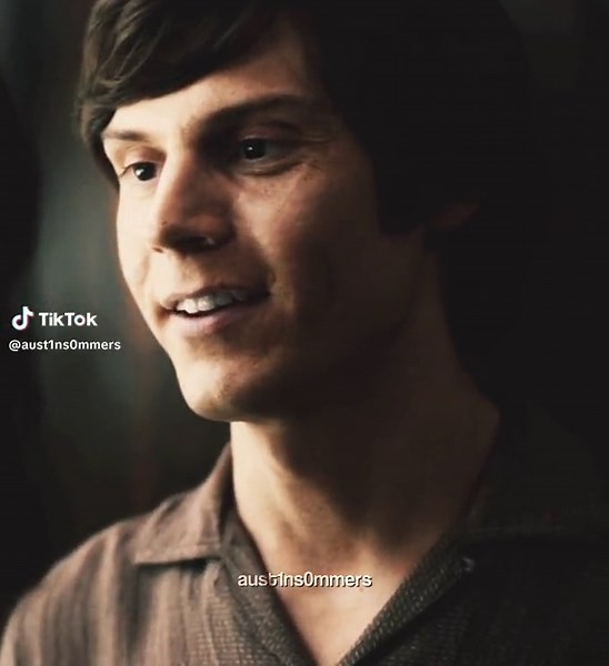 Evan Peters: The Hottest Moments Revealed