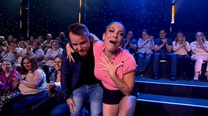 Lorena Castell se convierte en la ganadora de la noche y lo celebra besando a un chico del público