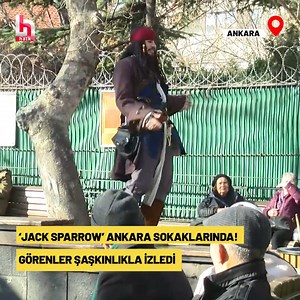 Ankara hayranı olduğu Karayip Korsanları filminin kahramanı 'Jack Sparrow'un kostümüyle sokaklarda gezen makine ustası Ersin Tarhan, dikkat çekti. | Halk TV