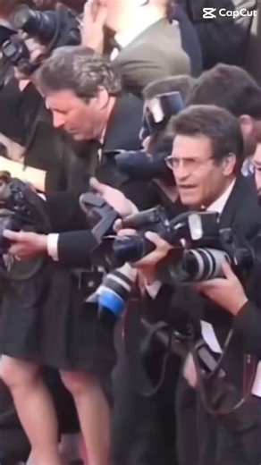 ✨ Sophie Isabella steals the spotlight at PETCON 2025 wearing Susan Lanci Designs! ✨ It was a show-stopping moment on the PETCON red carpet in Los Angeles as Sophie Isabella, The Ambassador of Happiness, made her grand entrance in the French Lavender Madison Dress (Special Edition) — a couture creation reimagined exclusively for her by @susanlancidesigns . 💜 Radiating red-carpet glamour and celebrity pup style, Sophie turned heads with every step — her signature sparkle enhanced by a dazzling d