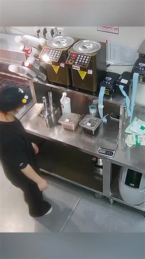 iMakeupartist on Instagram: "大家一定要注意！设备拉出来搞卫生，一定要先把操作台上的设备器具、果糖 果蜜机撤走再清理卫生死角！#工作实拍 #这是什么操作 #原创视频"