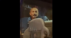 Il Napoli lascia Palazzo Caracciolo, bengala e cori sotto la pioggia per incitare gli azzurri: Spalletti teso |VIDEO|