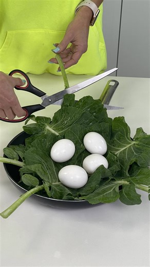 3.2M views · 48K reactions | Pon la hoja de berza entera en la sartén y ¡a ver qué pasa! | FoodMakers Recetas | Facebook