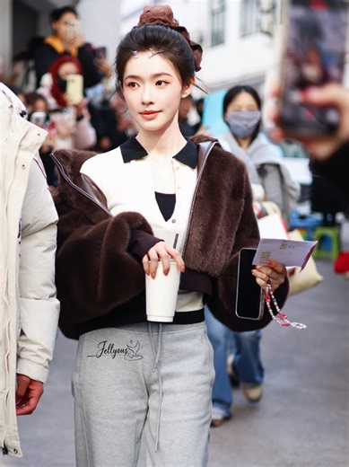 Reuters Gui Luan 15.01.2026 Lin Yun Jelly 💞 Amat sangat suka sama hasil bidikan fansite satu ini 🫶 Bisa follow ya guys Akun kakanya ini 🌸 Jellyous丨林允 🌸 Weibo , Douyin , Xiaohongshu sama semua 🥰 Happy watching guys 🫶 #GuiLuan #Chinesedrama #jellylin #林允Jelly #LinYun