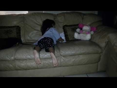 Little girl has tantrum over Minnie Mouse