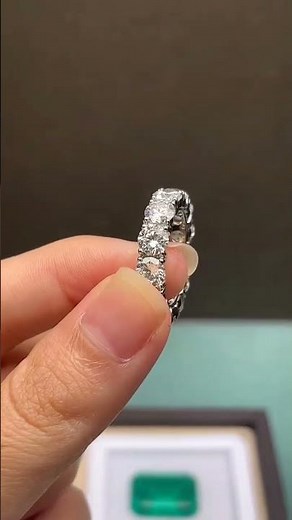 Round shape lab grown diamond wedding band \\ white gold