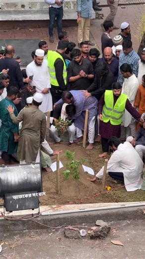 হাদির ক‘ব‘রে‘র পাশে কা‘ন্না‘য় ভে‘ঙে পড়লেন জামাত নেতা মিয়া গোলাম পরওয়ারের ছেলে
