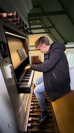 Celebrate Christmas with Beautiful Pipe Organ Music