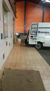 Amigos me informan lo siguiente. Mira Gerardo... grave eso denante en Pullman Cargo Temuco... justo lo vi cuando fui a dejar una encomienda y ahora entiendo por que mis encomiendas llegan dañadas. | La Metro FM Araucanía