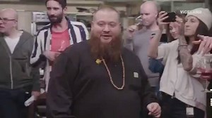 Reperi i famshëm me origjinë shqiptare, Action Bronson, ka ftuar në emisionin e tij Dua Lipan dhe Merita Halilin. Veç tjerash, aty është kënduar edhe kënga "Doli goca n'penxhere" SHPERNDAJE | Postieri Show Biz