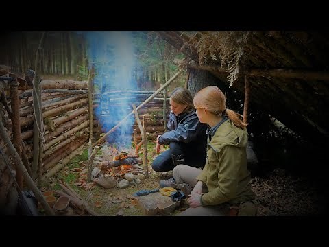 Forest camp - Bushcraft meets double woman power - Marina & Vanessa Blank