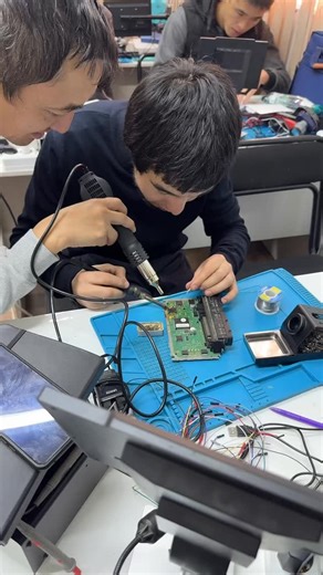 Центр Обучения Аттестаций АвтоЭлектронщиков on Instagram: "Пайка. chip soldering #пайка#ecu#engineering#flash#chip#tuning#обучение#эбу#блок#авто#cars#автоэлектрика"