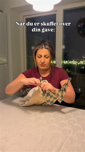 Parastou Nejad on Instagram: "‘Den er godt nok fin - hva skal man bruge den til’ 🌚 Hva den bedste gave du har fået? 🎁 #comedy #sketch #parodi #humor #skuespil"