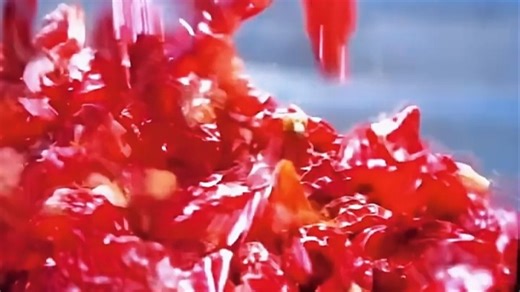 SHARP夏普电视看久不累眼，高清画质观影体验佳，家人称赞不费眼，生活娱乐更舒适。