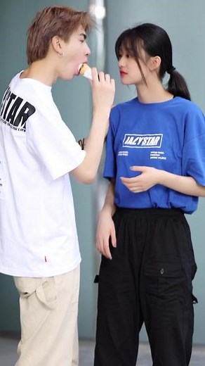 有没有同款男友呢？有的话就往死里打，然后评论里找吧#街拍 #爱情 #做人就是要开新 @抖音小助手