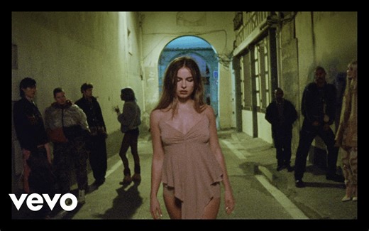 【MV】【Addison Rae】「Aquamarine」