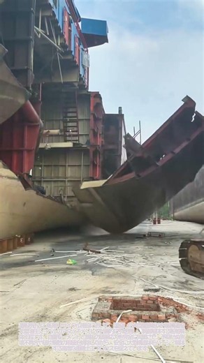 ダイナミックな瞬間！大型油圧ショベルによる巨大船舶の鋼鉄外板解体工程 #worker #process #shipbuilding #demolition #machinery