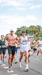 Kris Hui on Instagram: "BUY ONE GET ONE FREE 浪‍♀️ gotta love a photo package deal!! @berlinmarathon @sportograf #marathon #couple #running #raceday"