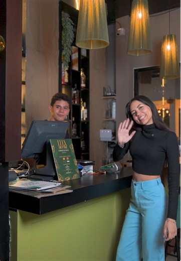 Levantar la mano nunca fue tan peligroso… 😏 Porque aquí, el que dice “sí” paga la cuenta 🍽️ En Lua House las sorpresas se sirven con buen sabor. 📍 Centro Comercial Ciudad Casa Blanca, Danlí. 📞 8888-8101. Nadie lo vio venir… Pero alguien pagó 😭🍷