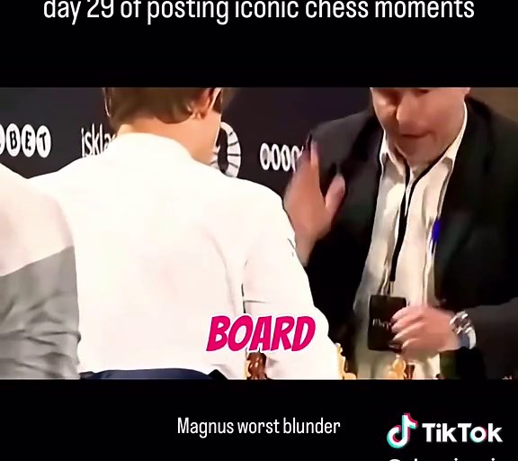 Magnus Carlsen embarrassing blunder against Ivanchuk #chess #shorts #grandmaster