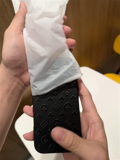 Estampado elegante en negro mate, gran ventana protectora de cámara, bordes anti‑golpes. Diseño sofisticado y discreto 👇#Capa de celular da Apple#Recomendações de capas para celular