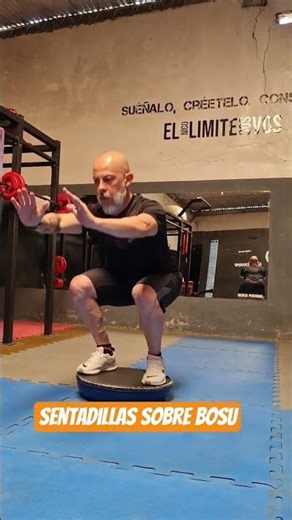SENTADILLAS SOBRE BOSU. SIN PESO Y CON BASE INESTABLE. BIBLIOTECA DE EJERCICIOS