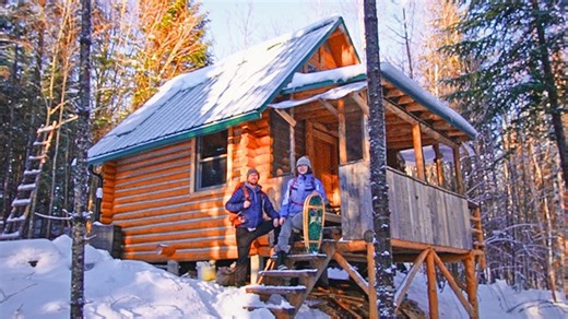 3 days at our off-grid log cabin | A winter wonderland! How has the cabin held up?