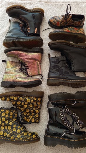 🔥 Nouveautés 🔥 - Dr Martens floral noir et jaune taille 39 / 140€ - Dr Martens pascal noir gold taille 41 / 125€ - Dr Martens pascal sirène taille 38 / 110€ - Dr Martens 1460 vonda mono taille 40 / 135€ - Dr Martens 1461 tan tattoo taille 38 / 175€ - Dr Martens molly vernis taille 37 / 155€ ♥️ Réservation possible jusqu'à un mois 🍀 Frais de port offerts en point relais ✨ Paiement en 4 x possible 👉 Rendez vous sur d-occaz.fr #ModeVintage #StyleVintage #LookRétro #VintageAddict #VintageStyle #