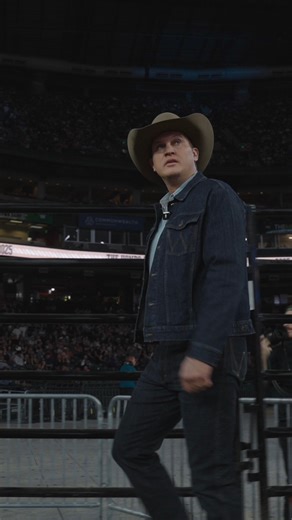 Jon Pardi got a little dirt on his boots with that arena-floor view. | The Hondo Rodeo
